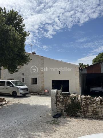 Niort Surimeau, magnifique maison de 350 m² habitable. Ce bien sur 2 niveaux, se compose au rdc d'une grande entrée desservant une buanderie avec wc, d'une lingerie et d'un garage fermé. Vous trouverez en enfilade un grand salon avec poêle à pellets et accès vers l'étage, une grande cuisine aménagée et équipée, une salle à manger et une chambre parentale avec dressing et salle de bains/douche, avec accès terrasse.
A l'étage, palier, 4 chambres dont 2 parentales, dégagement avec rangements et grande pièce loisirs.
La parcelle fait 3693 m² sans vis à vis et arborée. On y trouve une piscine semi enterrée, un bar d'été, 4 petites dépendances de rangement, un grand abri de jardin et un préau attenant à la maison de 200 m².
Toiture et isolation de 2025, portail électrique, terrasse carrelée avec petit salon marocain.
Bien unique sur Niort, à voir rapidement.