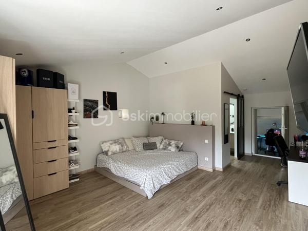 Niort Surimeau, magnifique maison de 350 m² habitable. Ce bien sur 2 niveaux, se compose au rdc d'une grande entrée desservant une buanderie avec wc, d'une lingerie et d'un garage fermé. Vous trouverez en enfilade un grand salon avec poêle à pellets et accès vers l'étage, une grande cuisine aménagée et équipée, une salle à manger et une chambre parentale avec dressing et salle de bains/douche, avec accès terrasse.
A l'étage, palier, 4 chambres dont 2 parentales, dégagement avec rangements et grande pièce loisirs.
La parcelle fait 3693 m² sans vis à vis et arborée. On y trouve une piscine semi enterrée, un bar d'été, 4 petites dépendances de rangement, un grand abri de jardin et un préau attenant à la maison de 200 m².
Toiture et isolation de 2025, portail électrique, terrasse carrelée avec petit salon marocain.
Bien unique sur Niort, à voir rapidement.