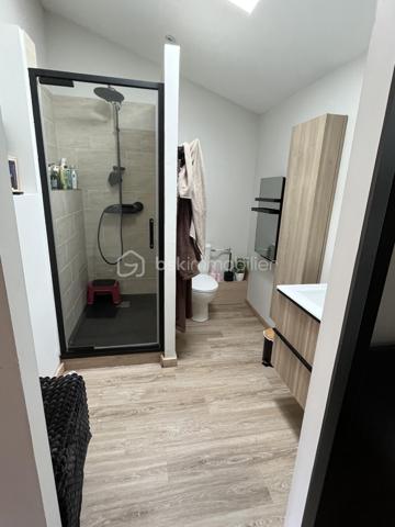 Niort Surimeau, magnifique maison de 350 m² habitable. Ce bien sur 2 niveaux, se compose au rdc d'une grande entrée desservant une buanderie avec wc, d'une lingerie et d'un garage fermé. Vous trouverez en enfilade un grand salon avec poêle à pellets et accès vers l'étage, une grande cuisine aménagée et équipée, une salle à manger et une chambre parentale avec dressing et salle de bains/douche, avec accès terrasse.
A l'étage, palier, 4 chambres dont 2 parentales, dégagement avec rangements et grande pièce loisirs.
La parcelle fait 3693 m² sans vis à vis et arborée. On y trouve une piscine semi enterrée, un bar d'été, 4 petites dépendances de rangement, un grand abri de jardin et un préau attenant à la maison de 200 m².
Toiture et isolation de 2025, portail électrique, terrasse carrelée avec petit salon marocain.
Bien unique sur Niort, à voir rapidement.