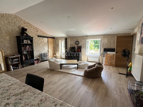Niort Surimeau, magnifique maison de 350 m² habitable. Ce bien sur 2 niveaux, se compose au rdc d'une grande entrée desservant une buanderie avec wc, d'une lingerie et d'un garage fermé. Vous trouverez en enfilade un grand salon avec poêle à pellets et accès vers l'étage, une grande cuisine aménagée et équipée, une salle à manger et une chambre parentale avec dressing et salle de bains/douche, avec accès terrasse.
A l'étage, palier, 4 chambres dont 2 parentales, dégagement avec rangements et grande pièce loisirs.
La parcelle fait 3693 m² sans vis à vis et arborée. On y trouve une piscine semi enterrée, un bar d'été, 4 petites dépendances de rangement, un grand abri de jardin et un préau attenant à la maison de 200 m².
Toiture et isolation de 2025, portail électrique, terrasse carrelée avec petit salon marocain.
Bien unique sur Niort, à voir rapidement.