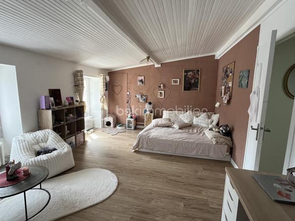Niort Surimeau, magnifique maison de 350 m² habitable. Ce bien sur 2 niveaux, se compose au rdc d'une grande entrée desservant une buanderie avec wc, d'une lingerie et d'un garage fermé. Vous trouverez en enfilade un grand salon avec poêle à pellets et accès vers l'étage, une grande cuisine aménagée et équipée, une salle à manger et une chambre parentale avec dressing et salle de bains/douche, avec accès terrasse.
A l'étage, palier, 4 chambres dont 2 parentales, dégagement avec rangements et grande pièce loisirs.
La parcelle fait 3693 m² sans vis à vis et arborée. On y trouve une piscine semi enterrée, un bar d'été, 4 petites dépendances de rangement, un grand abri de jardin et un préau attenant à la maison de 200 m².
Toiture et isolation de 2025, portail électrique, terrasse carrelée avec petit salon marocain.
Bien unique sur Niort, à voir rapidement.