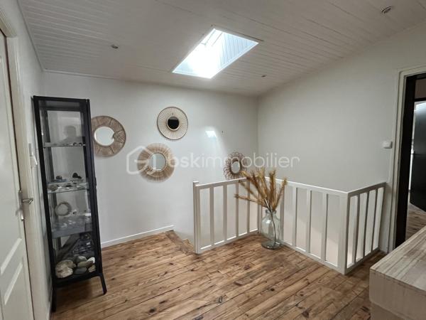 Niort Surimeau, magnifique maison de 350 m² habitable. Ce bien sur 2 niveaux, se compose au rdc d'une grande entrée desservant une buanderie avec wc, d'une lingerie et d'un garage fermé. Vous trouverez en enfilade un grand salon avec poêle à pellets et accès vers l'étage, une grande cuisine aménagée et équipée, une salle à manger et une chambre parentale avec dressing et salle de bains/douche, avec accès terrasse.
A l'étage, palier, 4 chambres dont 2 parentales, dégagement avec rangements et grande pièce loisirs.
La parcelle fait 3693 m² sans vis à vis et arborée. On y trouve une piscine semi enterrée, un bar d'été, 4 petites dépendances de rangement, un grand abri de jardin et un préau attenant à la maison de 200 m².
Toiture et isolation de 2025, portail électrique, terrasse carrelée avec petit salon marocain.
Bien unique sur Niort, à voir rapidement.