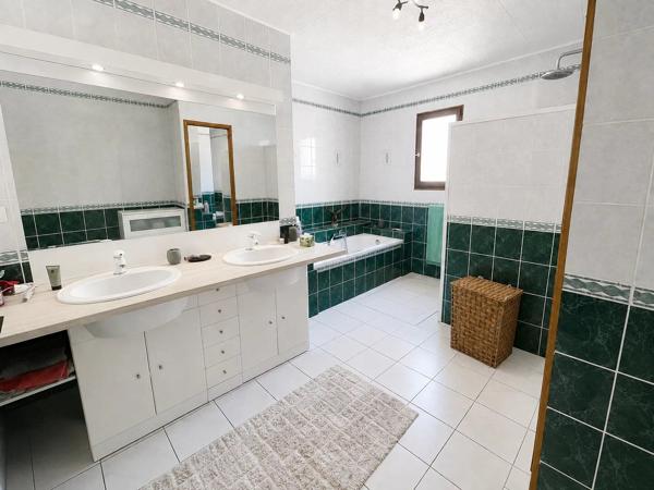 Vente                                                      Villa
                        
                     4 pièces                      123 m2                     à Le Cannet-des-Maures