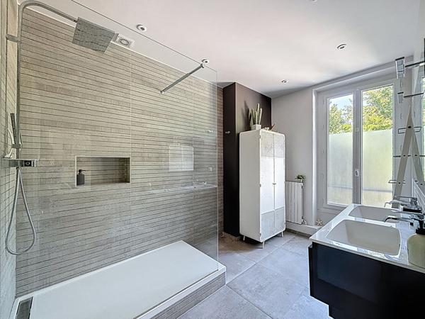 Maison centre ville de Meaux - 210 m² - 6 chambres - terrasse - jarin - cave totale - 4 places de stationnement