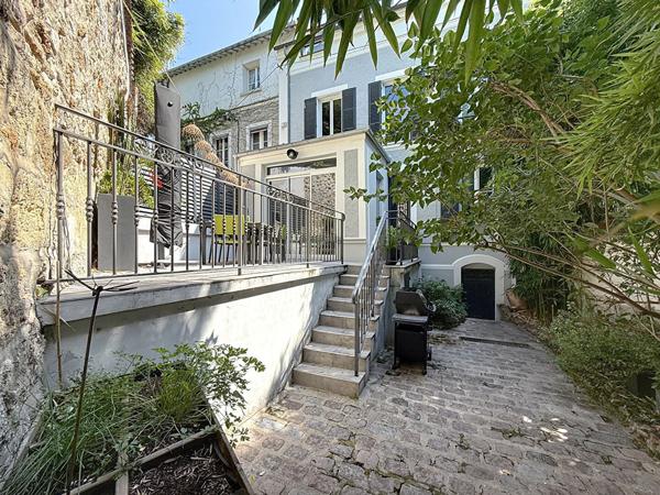 Maison centre ville de Meaux - 210 m² - 6 chambres - terrasse - jarin - cave totale - 4 places de stationnement