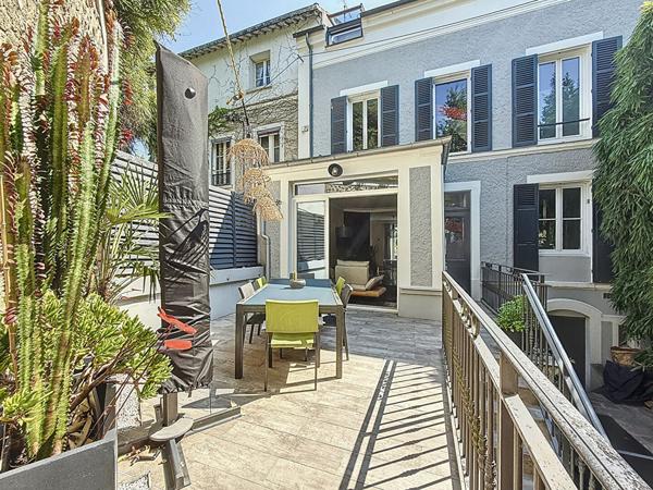 Maison centre ville de Meaux - 210 m² - 6 chambres - terrasse - jarin - cave totale - 4 places de stationnement