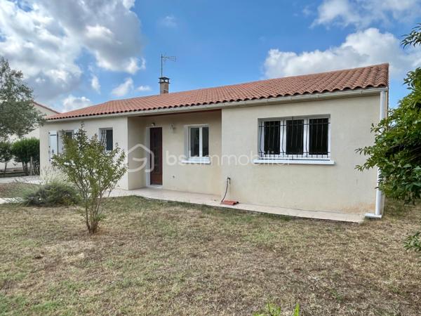Beau potentiel pour cette maison située dans un quartier résidentiel recherché de Saujon.
Pour résidence principale ou investissement locatif.

10 minutes à pied du Lidl, de la piscine, et des lacs de La Lande.
15 minutes à pied du marché et des commerces.
Arrêt de bus tout proche.


COMPOSITION :

Entrée sur couloir.
Salon/séjour avec cuisine ouverte, pour une superficie totale de 30 m2.

Une chambre de 9 m2 avec placard intégré.
Une chambre de 10,5 m2 avec placard intégré.
Une troisième grande chambre de 13,7 m2.

Salle d’eau avec douche à l’italienne.
WC indépendant.
Cellier/buanderie de 12m2.

Chauffage par convecteurs électriques à inertie.
Maison raccordée au tout à l’égout, et à la fibre optique.


EXTÉRIEUR :

Terrain clos de 560 m2 pouvant accueillir plusieurs véhicules sur la parcelle.
Pas de garage, mais possibilité de mettre un carport. 
2 cabanons de rangement en bois. 
Également des places de stationnement très faciles dans la rue.


EMPLACEMENT PROCHE TOUTES COMMODITÉS :

Centre-ville accessible à pied/vélo/bus (Poste, boulangerie, pâtisseries, presse, pharmacies, médecins, etc…). Écoles et collège à 3 minutes en voiture.
Lidl à 10 minutes à pied, Super U et Intermarché à 3 minutes en voiture.
Espaces d’activités de plein air, promenades et piscine à 10 minutes à pied.
.