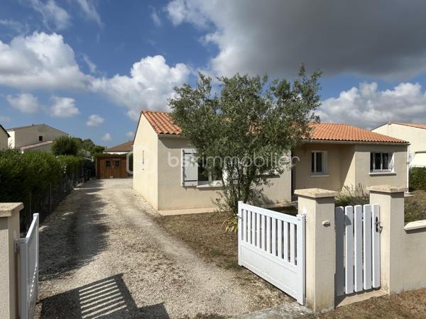 Beau potentiel pour cette maison située dans un quartier résidentiel recherché de Saujon.
Pour résidence principale ou investissement locatif.

10 minutes à pied du Lidl, de la piscine, et des lacs de La Lande.
15 minutes à pied du marché et des commerces.
Arrêt de bus tout proche.


COMPOSITION :

Entrée sur couloir.
Salon/séjour avec cuisine ouverte, pour une superficie totale de 30 m2.

Une chambre de 9 m2 avec placard intégré.
Une chambre de 10,5 m2 avec placard intégré.
Une troisième grande chambre de 13,7 m2.

Salle d’eau avec douche à l’italienne.
WC indépendant.
Cellier/buanderie de 12m2.

Chauffage par convecteurs électriques à inertie.
Maison raccordée au tout à l’égout, et à la fibre optique.


EXTÉRIEUR :

Terrain clos de 560 m2 pouvant accueillir plusieurs véhicules sur la parcelle.
Pas de garage, mais possibilité de mettre un carport. 
2 cabanons de rangement en bois. 
Également des places de stationnement très faciles dans la rue.


EMPLACEMENT PROCHE TOUTES COMMODITÉS :

Centre-ville accessible à pied/vélo/bus (Poste, boulangerie, pâtisseries, presse, pharmacies, médecins, etc…). Écoles et collège à 3 minutes en voiture.
Lidl à 10 minutes à pied, Super U et Intermarché à 3 minutes en voiture.
Espaces d’activités de plein air, promenades et piscine à 10 minutes à pied.
.