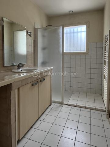 Beau potentiel pour cette maison située dans un quartier résidentiel recherché de Saujon.
Pour résidence principale ou investissement locatif.

10 minutes à pied du Lidl, de la piscine, et des lacs de La Lande.
15 minutes à pied du marché et des commerces.
Arrêt de bus tout proche.


COMPOSITION :

Entrée sur couloir.
Salon/séjour avec cuisine ouverte, pour une superficie totale de 30 m2.

Une chambre de 9 m2 avec placard intégré.
Une chambre de 10,5 m2 avec placard intégré.
Une troisième grande chambre de 13,7 m2.

Salle d’eau avec douche à l’italienne.
WC indépendant.
Cellier/buanderie de 12m2.

Chauffage par convecteurs électriques à inertie.
Maison raccordée au tout à l’égout, et à la fibre optique.


EXTÉRIEUR :

Terrain clos de 560 m2 pouvant accueillir plusieurs véhicules sur la parcelle.
Pas de garage, mais possibilité de mettre un carport. 
2 cabanons de rangement en bois. 
Également des places de stationnement très faciles dans la rue.


EMPLACEMENT PROCHE TOUTES COMMODITÉS :

Centre-ville accessible à pied/vélo/bus (Poste, boulangerie, pâtisseries, presse, pharmacies, médecins, etc…). Écoles et collège à 3 minutes en voiture.
Lidl à 10 minutes à pied, Super U et Intermarché à 3 minutes en voiture.
Espaces d’activités de plein air, promenades et piscine à 10 minutes à pied.
.
