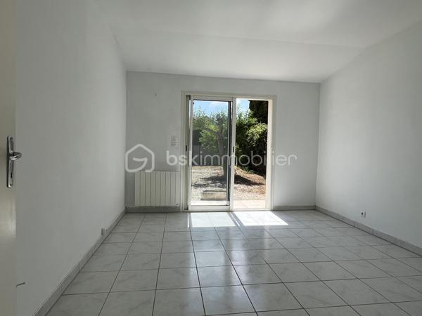 Beau potentiel pour cette maison située dans un quartier résidentiel recherché de Saujon.
Pour résidence principale ou investissement locatif.

10 minutes à pied du Lidl, de la piscine, et des lacs de La Lande.
15 minutes à pied du marché et des commerces.
Arrêt de bus tout proche.


COMPOSITION :

Entrée sur couloir.
Salon/séjour avec cuisine ouverte, pour une superficie totale de 30 m2.

Une chambre de 9 m2 avec placard intégré.
Une chambre de 10,5 m2 avec placard intégré.
Une troisième grande chambre de 13,7 m2.

Salle d’eau avec douche à l’italienne.
WC indépendant.
Cellier/buanderie de 12m2.

Chauffage par convecteurs électriques à inertie.
Maison raccordée au tout à l’égout, et à la fibre optique.


EXTÉRIEUR :

Terrain clos de 560 m2 pouvant accueillir plusieurs véhicules sur la parcelle.
Pas de garage, mais possibilité de mettre un carport. 
2 cabanons de rangement en bois. 
Également des places de stationnement très faciles dans la rue.


EMPLACEMENT PROCHE TOUTES COMMODITÉS :

Centre-ville accessible à pied/vélo/bus (Poste, boulangerie, pâtisseries, presse, pharmacies, médecins, etc…). Écoles et collège à 3 minutes en voiture.
Lidl à 10 minutes à pied, Super U et Intermarché à 3 minutes en voiture.
Espaces d’activités de plein air, promenades et piscine à 10 minutes à pied.
.