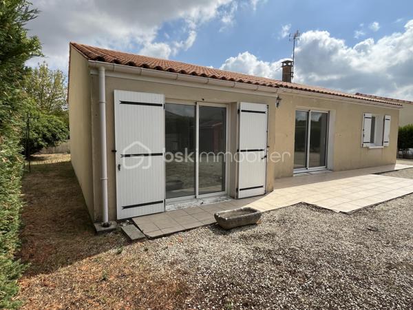 Beau potentiel pour cette maison située dans un quartier résidentiel recherché de Saujon.
Pour résidence principale ou investissement locatif.

10 minutes à pied du Lidl, de la piscine, et des lacs de La Lande.
15 minutes à pied du marché et des commerces.
Arrêt de bus tout proche.


COMPOSITION :

Entrée sur couloir.
Salon/séjour avec cuisine ouverte, pour une superficie totale de 30 m2.

Une chambre de 9 m2 avec placard intégré.
Une chambre de 10,5 m2 avec placard intégré.
Une troisième grande chambre de 13,7 m2.

Salle d’eau avec douche à l’italienne.
WC indépendant.
Cellier/buanderie de 12m2.

Chauffage par convecteurs électriques à inertie.
Maison raccordée au tout à l’égout, et à la fibre optique.


EXTÉRIEUR :

Terrain clos de 560 m2 pouvant accueillir plusieurs véhicules sur la parcelle.
Pas de garage, mais possibilité de mettre un carport. 
2 cabanons de rangement en bois. 
Également des places de stationnement très faciles dans la rue.


EMPLACEMENT PROCHE TOUTES COMMODITÉS :

Centre-ville accessible à pied/vélo/bus (Poste, boulangerie, pâtisseries, presse, pharmacies, médecins, etc…). Écoles et collège à 3 minutes en voiture.
Lidl à 10 minutes à pied, Super U et Intermarché à 3 minutes en voiture.
Espaces d’activités de plein air, promenades et piscine à 10 minutes à pied.
.