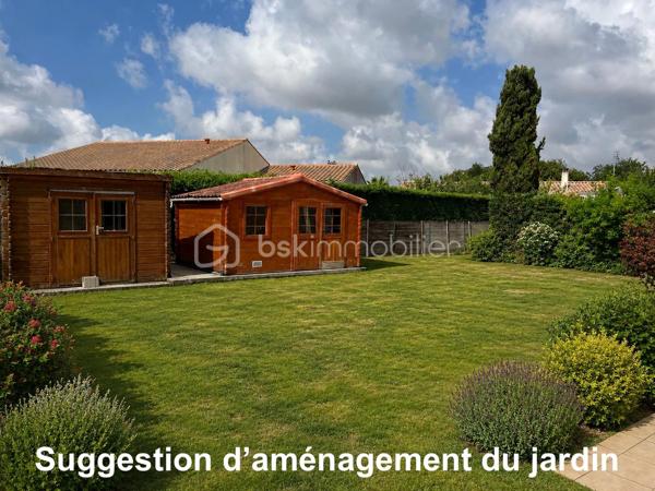 Beau potentiel pour cette maison située dans un quartier résidentiel recherché de Saujon.
Pour résidence principale ou investissement locatif.

10 minutes à pied du Lidl, de la piscine, et des lacs de La Lande.
15 minutes à pied du marché et des commerces.
Arrêt de bus tout proche.


COMPOSITION :

Entrée sur couloir.
Salon/séjour avec cuisine ouverte, pour une superficie totale de 30 m2.

Une chambre de 9 m2 avec placard intégré.
Une chambre de 10,5 m2 avec placard intégré.
Une troisième grande chambre de 13,7 m2.

Salle d’eau avec douche à l’italienne.
WC indépendant.
Cellier/buanderie de 12m2.

Chauffage par convecteurs électriques à inertie.
Maison raccordée au tout à l’égout, et à la fibre optique.


EXTÉRIEUR :

Terrain clos de 560 m2 pouvant accueillir plusieurs véhicules sur la parcelle.
Pas de garage, mais possibilité de mettre un carport. 
2 cabanons de rangement en bois. 
Également des places de stationnement très faciles dans la rue.


EMPLACEMENT PROCHE TOUTES COMMODITÉS :

Centre-ville accessible à pied/vélo/bus (Poste, boulangerie, pâtisseries, presse, pharmacies, médecins, etc…). Écoles et collège à 3 minutes en voiture.
Lidl à 10 minutes à pied, Super U et Intermarché à 3 minutes en voiture.
Espaces d’activités de plein air, promenades et piscine à 10 minutes à pied.
.