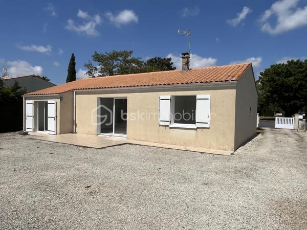 Beau potentiel pour cette maison située dans un quartier résidentiel recherché de Saujon.
Pour résidence principale ou investissement locatif.

10 minutes à pied du Lidl, de la piscine, et des lacs de La Lande.
15 minutes à pied du marché et des commerces.
Arrêt de bus tout proche.


COMPOSITION :

Entrée sur couloir.
Salon/séjour avec cuisine ouverte, pour une superficie totale de 30 m2.

Une chambre de 9 m2 avec placard intégré.
Une chambre de 10,5 m2 avec placard intégré.
Une troisième grande chambre de 13,7 m2.

Salle d’eau avec douche à l’italienne.
WC indépendant.
Cellier/buanderie de 12m2.

Chauffage par convecteurs électriques à inertie.
Maison raccordée au tout à l’égout, et à la fibre optique.


EXTÉRIEUR :

Terrain clos de 560 m2 pouvant accueillir plusieurs véhicules sur la parcelle.
Pas de garage, mais possibilité de mettre un carport. 
2 cabanons de rangement en bois. 
Également des places de stationnement très faciles dans la rue.


EMPLACEMENT PROCHE TOUTES COMMODITÉS :

Centre-ville accessible à pied/vélo/bus (Poste, boulangerie, pâtisseries, presse, pharmacies, médecins, etc…). Écoles et collège à 3 minutes en voiture.
Lidl à 10 minutes à pied, Super U et Intermarché à 3 minutes en voiture.
Espaces d’activités de plein air, promenades et piscine à 10 minutes à pied.
.