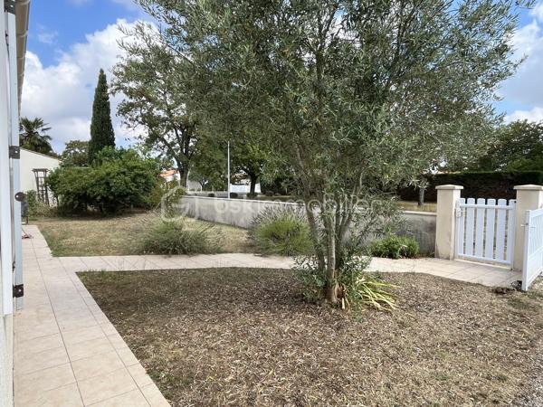 Beau potentiel pour cette maison située dans un quartier résidentiel recherché de Saujon.
Pour résidence principale ou investissement locatif.

10 minutes à pied du Lidl, de la piscine, et des lacs de La Lande.
15 minutes à pied du marché et des commerces.
Arrêt de bus tout proche.


COMPOSITION :

Entrée sur couloir.
Salon/séjour avec cuisine ouverte, pour une superficie totale de 30 m2.

Une chambre de 9 m2 avec placard intégré.
Une chambre de 10,5 m2 avec placard intégré.
Une troisième grande chambre de 13,7 m2.

Salle d’eau avec douche à l’italienne.
WC indépendant.
Cellier/buanderie de 12m2.

Chauffage par convecteurs électriques à inertie.
Maison raccordée au tout à l’égout, et à la fibre optique.


EXTÉRIEUR :

Terrain clos de 560 m2 pouvant accueillir plusieurs véhicules sur la parcelle.
Pas de garage, mais possibilité de mettre un carport. 
2 cabanons de rangement en bois. 
Également des places de stationnement très faciles dans la rue.


EMPLACEMENT PROCHE TOUTES COMMODITÉS :

Centre-ville accessible à pied/vélo/bus (Poste, boulangerie, pâtisseries, presse, pharmacies, médecins, etc…). Écoles et collège à 3 minutes en voiture.
Lidl à 10 minutes à pied, Super U et Intermarché à 3 minutes en voiture.
Espaces d’activités de plein air, promenades et piscine à 10 minutes à pied.
.