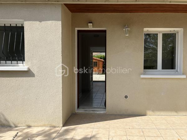 Beau potentiel pour cette maison située dans un quartier résidentiel recherché de Saujon.
Pour résidence principale ou investissement locatif.

10 minutes à pied du Lidl, de la piscine, et des lacs de La Lande.
15 minutes à pied du marché et des commerces.
Arrêt de bus tout proche.


COMPOSITION :

Entrée sur couloir.
Salon/séjour avec cuisine ouverte, pour une superficie totale de 30 m2.

Une chambre de 9 m2 avec placard intégré.
Une chambre de 10,5 m2 avec placard intégré.
Une troisième grande chambre de 13,7 m2.

Salle d’eau avec douche à l’italienne.
WC indépendant.
Cellier/buanderie de 12m2.

Chauffage par convecteurs électriques à inertie.
Maison raccordée au tout à l’égout, et à la fibre optique.


EXTÉRIEUR :

Terrain clos de 560 m2 pouvant accueillir plusieurs véhicules sur la parcelle.
Pas de garage, mais possibilité de mettre un carport. 
2 cabanons de rangement en bois. 
Également des places de stationnement très faciles dans la rue.


EMPLACEMENT PROCHE TOUTES COMMODITÉS :

Centre-ville accessible à pied/vélo/bus (Poste, boulangerie, pâtisseries, presse, pharmacies, médecins, etc…). Écoles et collège à 3 minutes en voiture.
Lidl à 10 minutes à pied, Super U et Intermarché à 3 minutes en voiture.
Espaces d’activités de plein air, promenades et piscine à 10 minutes à pied.
.