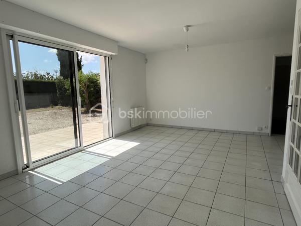 Beau potentiel pour cette maison située dans un quartier résidentiel recherché de Saujon.
Pour résidence principale ou investissement locatif.

10 minutes à pied du Lidl, de la piscine, et des lacs de La Lande.
15 minutes à pied du marché et des commerces.
Arrêt de bus tout proche.


COMPOSITION :

Entrée sur couloir.
Salon/séjour avec cuisine ouverte, pour une superficie totale de 30 m2.

Une chambre de 9 m2 avec placard intégré.
Une chambre de 10,5 m2 avec placard intégré.
Une troisième grande chambre de 13,7 m2.

Salle d’eau avec douche à l’italienne.
WC indépendant.
Cellier/buanderie de 12m2.

Chauffage par convecteurs électriques à inertie.
Maison raccordée au tout à l’égout, et à la fibre optique.


EXTÉRIEUR :

Terrain clos de 560 m2 pouvant accueillir plusieurs véhicules sur la parcelle.
Pas de garage, mais possibilité de mettre un carport. 
2 cabanons de rangement en bois. 
Également des places de stationnement très faciles dans la rue.


EMPLACEMENT PROCHE TOUTES COMMODITÉS :

Centre-ville accessible à pied/vélo/bus (Poste, boulangerie, pâtisseries, presse, pharmacies, médecins, etc…). Écoles et collège à 3 minutes en voiture.
Lidl à 10 minutes à pied, Super U et Intermarché à 3 minutes en voiture.
Espaces d’activités de plein air, promenades et piscine à 10 minutes à pied.
.