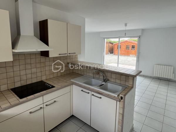 Beau potentiel pour cette maison située dans un quartier résidentiel recherché de Saujon.
Pour résidence principale ou investissement locatif.

10 minutes à pied du Lidl, de la piscine, et des lacs de La Lande.
15 minutes à pied du marché et des commerces.
Arrêt de bus tout proche.


COMPOSITION :

Entrée sur couloir.
Salon/séjour avec cuisine ouverte, pour une superficie totale de 30 m2.

Une chambre de 9 m2 avec placard intégré.
Une chambre de 10,5 m2 avec placard intégré.
Une troisième grande chambre de 13,7 m2.

Salle d’eau avec douche à l’italienne.
WC indépendant.
Cellier/buanderie de 12m2.

Chauffage par convecteurs électriques à inertie.
Maison raccordée au tout à l’égout, et à la fibre optique.


EXTÉRIEUR :

Terrain clos de 560 m2 pouvant accueillir plusieurs véhicules sur la parcelle.
Pas de garage, mais possibilité de mettre un carport. 
2 cabanons de rangement en bois. 
Également des places de stationnement très faciles dans la rue.


EMPLACEMENT PROCHE TOUTES COMMODITÉS :

Centre-ville accessible à pied/vélo/bus (Poste, boulangerie, pâtisseries, presse, pharmacies, médecins, etc…). Écoles et collège à 3 minutes en voiture.
Lidl à 10 minutes à pied, Super U et Intermarché à 3 minutes en voiture.
Espaces d’activités de plein air, promenades et piscine à 10 minutes à pied.
.