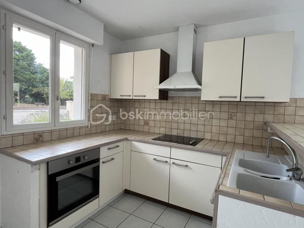 Beau potentiel pour cette maison située dans un quartier résidentiel recherché de Saujon.
Pour résidence principale ou investissement locatif.

10 minutes à pied du Lidl, de la piscine, et des lacs de La Lande.
15 minutes à pied du marché et des commerces.
Arrêt de bus tout proche.


COMPOSITION :

Entrée sur couloir.
Salon/séjour avec cuisine ouverte, pour une superficie totale de 30 m2.

Une chambre de 9 m2 avec placard intégré.
Une chambre de 10,5 m2 avec placard intégré.
Une troisième grande chambre de 13,7 m2.

Salle d’eau avec douche à l’italienne.
WC indépendant.
Cellier/buanderie de 12m2.

Chauffage par convecteurs électriques à inertie.
Maison raccordée au tout à l’égout, et à la fibre optique.


EXTÉRIEUR :

Terrain clos de 560 m2 pouvant accueillir plusieurs véhicules sur la parcelle.
Pas de garage, mais possibilité de mettre un carport. 
2 cabanons de rangement en bois. 
Également des places de stationnement très faciles dans la rue.


EMPLACEMENT PROCHE TOUTES COMMODITÉS :

Centre-ville accessible à pied/vélo/bus (Poste, boulangerie, pâtisseries, presse, pharmacies, médecins, etc…). Écoles et collège à 3 minutes en voiture.
Lidl à 10 minutes à pied, Super U et Intermarché à 3 minutes en voiture.
Espaces d’activités de plein air, promenades et piscine à 10 minutes à pied.
.