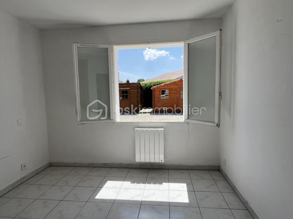 Beau potentiel pour cette maison située dans un quartier résidentiel recherché de Saujon.
Pour résidence principale ou investissement locatif.

10 minutes à pied du Lidl, de la piscine, et des lacs de La Lande.
15 minutes à pied du marché et des commerces.
Arrêt de bus tout proche.


COMPOSITION :

Entrée sur couloir.
Salon/séjour avec cuisine ouverte, pour une superficie totale de 30 m2.

Une chambre de 9 m2 avec placard intégré.
Une chambre de 10,5 m2 avec placard intégré.
Une troisième grande chambre de 13,7 m2.

Salle d’eau avec douche à l’italienne.
WC indépendant.
Cellier/buanderie de 12m2.

Chauffage par convecteurs électriques à inertie.
Maison raccordée au tout à l’égout, et à la fibre optique.


EXTÉRIEUR :

Terrain clos de 560 m2 pouvant accueillir plusieurs véhicules sur la parcelle.
Pas de garage, mais possibilité de mettre un carport. 
2 cabanons de rangement en bois. 
Également des places de stationnement très faciles dans la rue.


EMPLACEMENT PROCHE TOUTES COMMODITÉS :

Centre-ville accessible à pied/vélo/bus (Poste, boulangerie, pâtisseries, presse, pharmacies, médecins, etc…). Écoles et collège à 3 minutes en voiture.
Lidl à 10 minutes à pied, Super U et Intermarché à 3 minutes en voiture.
Espaces d’activités de plein air, promenades et piscine à 10 minutes à pied.
.