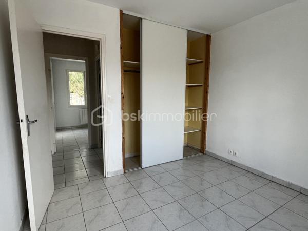Beau potentiel pour cette maison située dans un quartier résidentiel recherché de Saujon.
Pour résidence principale ou investissement locatif.

10 minutes à pied du Lidl, de la piscine, et des lacs de La Lande.
15 minutes à pied du marché et des commerces.
Arrêt de bus tout proche.


COMPOSITION :

Entrée sur couloir.
Salon/séjour avec cuisine ouverte, pour une superficie totale de 30 m2.

Une chambre de 9 m2 avec placard intégré.
Une chambre de 10,5 m2 avec placard intégré.
Une troisième grande chambre de 13,7 m2.

Salle d’eau avec douche à l’italienne.
WC indépendant.
Cellier/buanderie de 12m2.

Chauffage par convecteurs électriques à inertie.
Maison raccordée au tout à l’égout, et à la fibre optique.


EXTÉRIEUR :

Terrain clos de 560 m2 pouvant accueillir plusieurs véhicules sur la parcelle.
Pas de garage, mais possibilité de mettre un carport. 
2 cabanons de rangement en bois. 
Également des places de stationnement très faciles dans la rue.


EMPLACEMENT PROCHE TOUTES COMMODITÉS :

Centre-ville accessible à pied/vélo/bus (Poste, boulangerie, pâtisseries, presse, pharmacies, médecins, etc…). Écoles et collège à 3 minutes en voiture.
Lidl à 10 minutes à pied, Super U et Intermarché à 3 minutes en voiture.
Espaces d’activités de plein air, promenades et piscine à 10 minutes à pied.
.