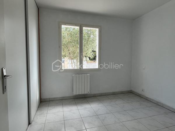 Beau potentiel pour cette maison située dans un quartier résidentiel recherché de Saujon.
Pour résidence principale ou investissement locatif.

10 minutes à pied du Lidl, de la piscine, et des lacs de La Lande.
15 minutes à pied du marché et des commerces.
Arrêt de bus tout proche.


COMPOSITION :

Entrée sur couloir.
Salon/séjour avec cuisine ouverte, pour une superficie totale de 30 m2.

Une chambre de 9 m2 avec placard intégré.
Une chambre de 10,5 m2 avec placard intégré.
Une troisième grande chambre de 13,7 m2.

Salle d’eau avec douche à l’italienne.
WC indépendant.
Cellier/buanderie de 12m2.

Chauffage par convecteurs électriques à inertie.
Maison raccordée au tout à l’égout, et à la fibre optique.


EXTÉRIEUR :

Terrain clos de 560 m2 pouvant accueillir plusieurs véhicules sur la parcelle.
Pas de garage, mais possibilité de mettre un carport. 
2 cabanons de rangement en bois. 
Également des places de stationnement très faciles dans la rue.


EMPLACEMENT PROCHE TOUTES COMMODITÉS :

Centre-ville accessible à pied/vélo/bus (Poste, boulangerie, pâtisseries, presse, pharmacies, médecins, etc…). Écoles et collège à 3 minutes en voiture.
Lidl à 10 minutes à pied, Super U et Intermarché à 3 minutes en voiture.
Espaces d’activités de plein air, promenades et piscine à 10 minutes à pied.
.