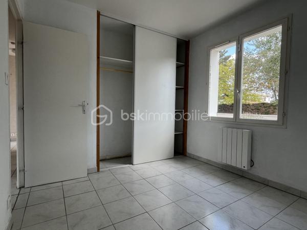 Beau potentiel pour cette maison située dans un quartier résidentiel recherché de Saujon.
Pour résidence principale ou investissement locatif.

10 minutes à pied du Lidl, de la piscine, et des lacs de La Lande.
15 minutes à pied du marché et des commerces.
Arrêt de bus tout proche.


COMPOSITION :

Entrée sur couloir.
Salon/séjour avec cuisine ouverte, pour une superficie totale de 30 m2.

Une chambre de 9 m2 avec placard intégré.
Une chambre de 10,5 m2 avec placard intégré.
Une troisième grande chambre de 13,7 m2.

Salle d’eau avec douche à l’italienne.
WC indépendant.
Cellier/buanderie de 12m2.

Chauffage par convecteurs électriques à inertie.
Maison raccordée au tout à l’égout, et à la fibre optique.


EXTÉRIEUR :

Terrain clos de 560 m2 pouvant accueillir plusieurs véhicules sur la parcelle.
Pas de garage, mais possibilité de mettre un carport. 
2 cabanons de rangement en bois. 
Également des places de stationnement très faciles dans la rue.


EMPLACEMENT PROCHE TOUTES COMMODITÉS :

Centre-ville accessible à pied/vélo/bus (Poste, boulangerie, pâtisseries, presse, pharmacies, médecins, etc…). Écoles et collège à 3 minutes en voiture.
Lidl à 10 minutes à pied, Super U et Intermarché à 3 minutes en voiture.
Espaces d’activités de plein air, promenades et piscine à 10 minutes à pied.
.