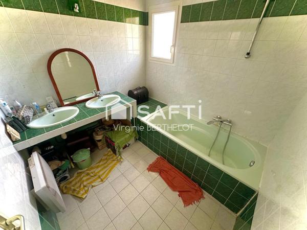 PAVILLON 3 CHAMBRES DONT 1 SUITE PARENTALE VERANDA / PERGOLA GARAGE /JARDIN  A SAINT-GELAIS! !