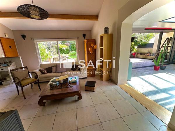 PAVILLON 3 CHAMBRES DONT 1 SUITE PARENTALE VERANDA / PERGOLA GARAGE /JARDIN  A SAINT-GELAIS! !