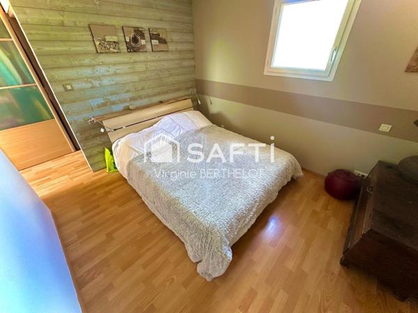 PAVILLON 3 CHAMBRES DONT 1 SUITE PARENTALE VERANDA / PERGOLA GARAGE /JARDIN  A SAINT-GELAIS! !