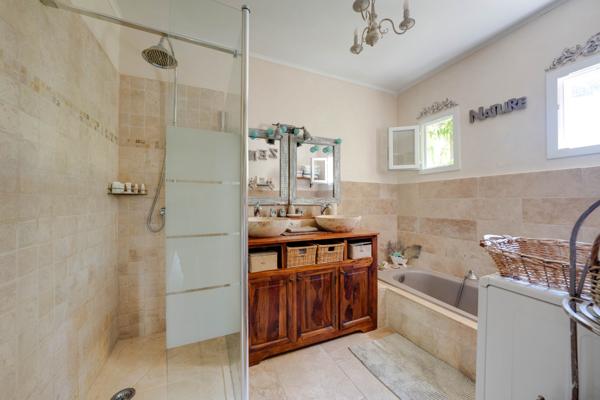 Puget (84360) Paradis Provençal avec piscine à débordement sur la pinède !