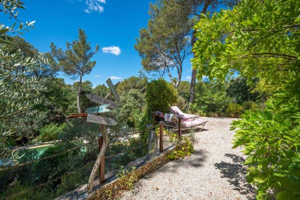 Puget (84360) Paradis Provençal avec piscine à débordement sur la pinède !