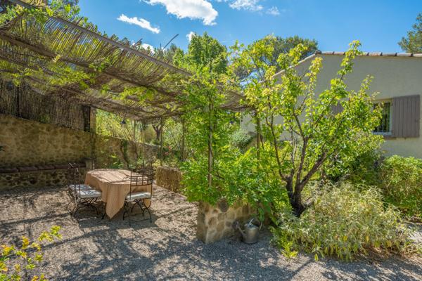 Puget (84360) Paradis Provençal avec piscine à débordement sur la pinède !