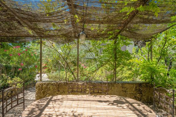 Puget (84360) Paradis Provençal avec piscine à débordement sur la pinède !