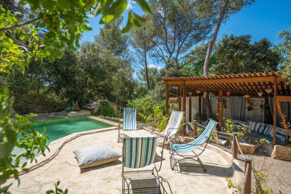 Puget (84360) Paradis Provençal avec piscine à débordement sur la pinède !