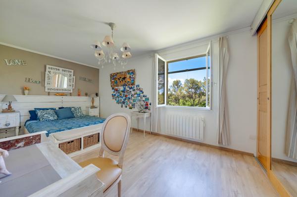 Puget (84360) Paradis Provençal avec piscine à débordement sur la pinède !