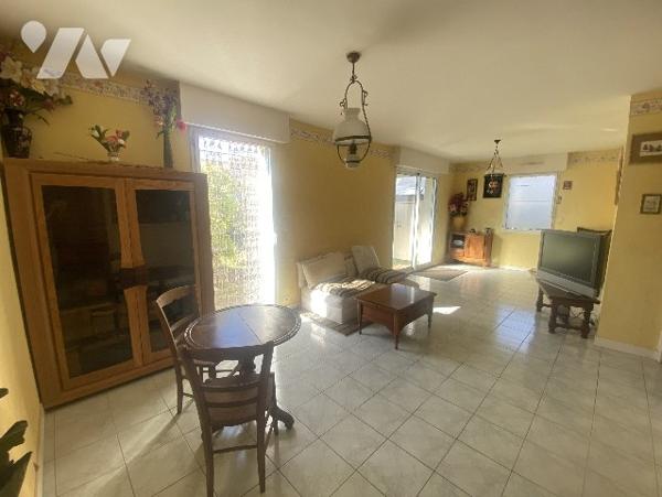 Appartement T3 de 64 m², situé à Vitré, avec jardinet, garage, cave et place de stationnement.