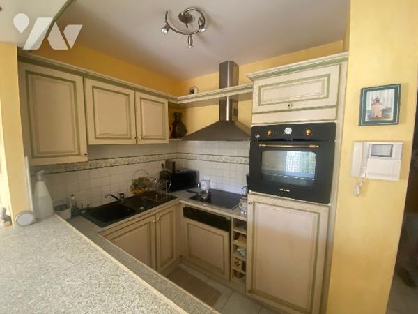 Appartement T3 de 64 m², situé à Vitré, avec jardinet, garage, cave et place de stationnement.