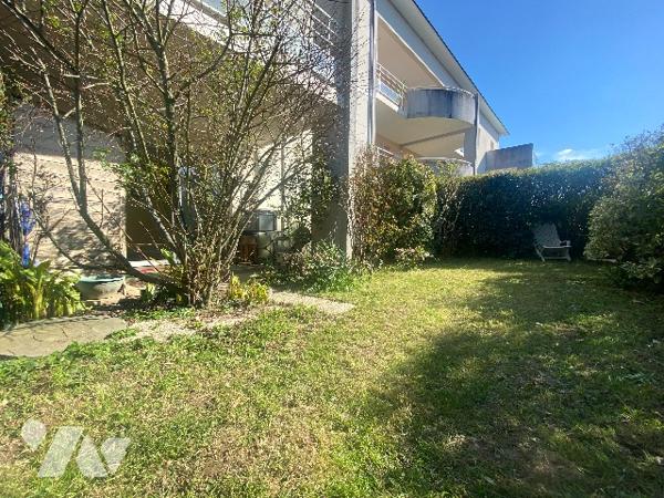 Appartement T3 de 64 m², situé à Vitré, avec jardinet, garage, cave et place de stationnement.