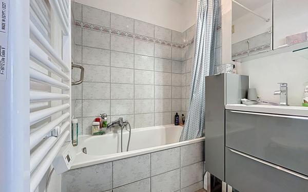 Appartement à vendre    1 pièce • 27 m2 Fréjus