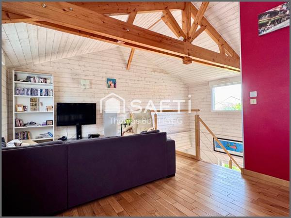 Maison spacieuse de 5 chambres, garage et jardin.