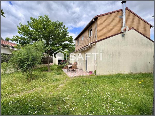 Maison spacieuse de 5 chambres, garage et jardin.