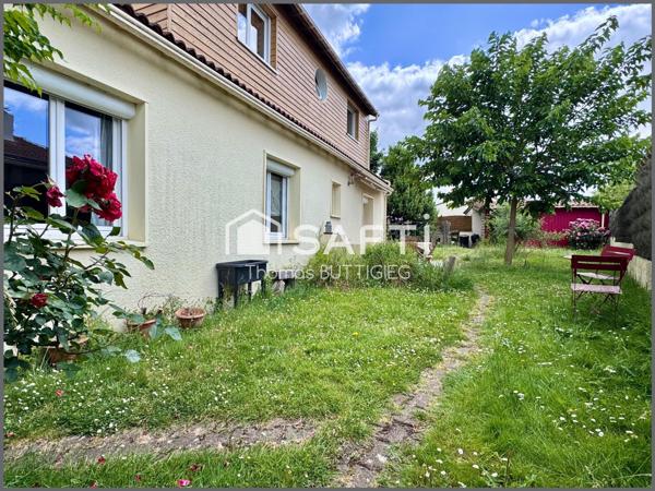 Maison spacieuse de 5 chambres, garage et jardin.