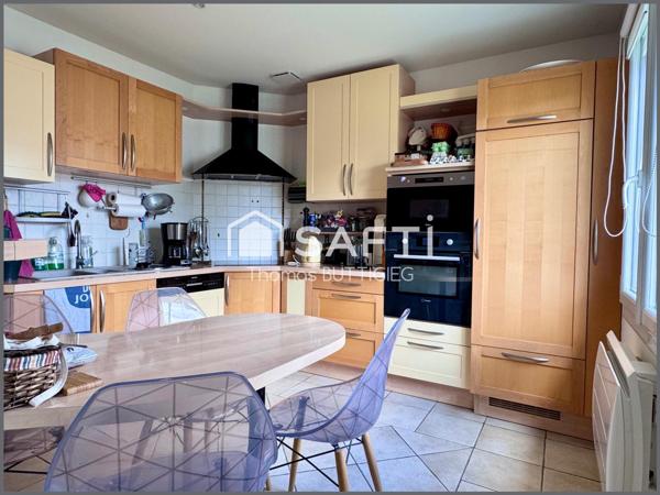 Maison spacieuse de 5 chambres, garage et jardin.