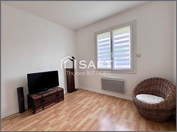 Maison spacieuse de 5 chambres, garage et jardin.