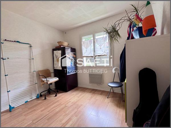 Maison spacieuse de 5 chambres, garage et jardin.