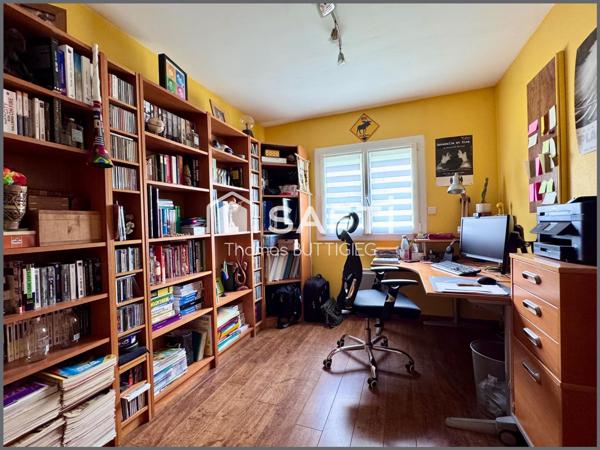 Maison spacieuse de 5 chambres, garage et jardin.