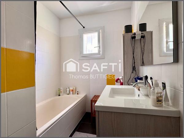 Maison spacieuse de 5 chambres, garage et jardin.