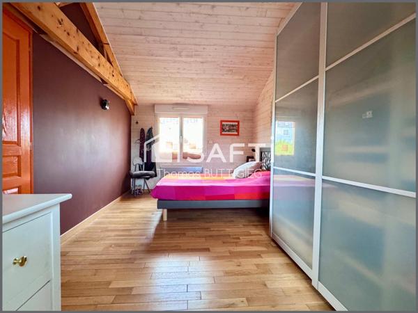 Maison spacieuse de 5 chambres, garage et jardin.