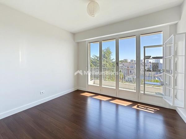 Elégant appartement baigné de lumière dans une résidence prisée d'Angers