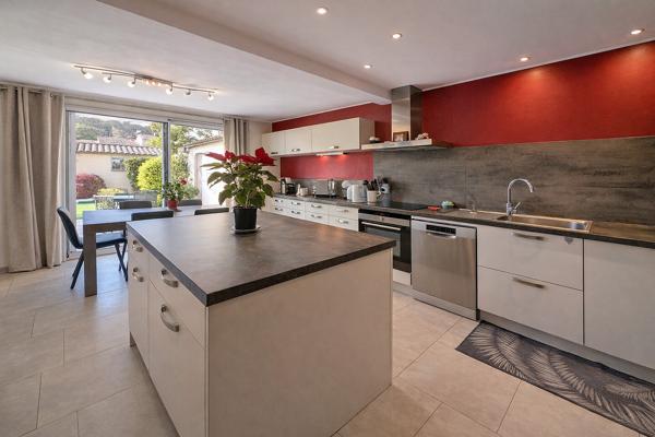 VILLA FAMILIALE AVEC JARDIN PAYSAGER